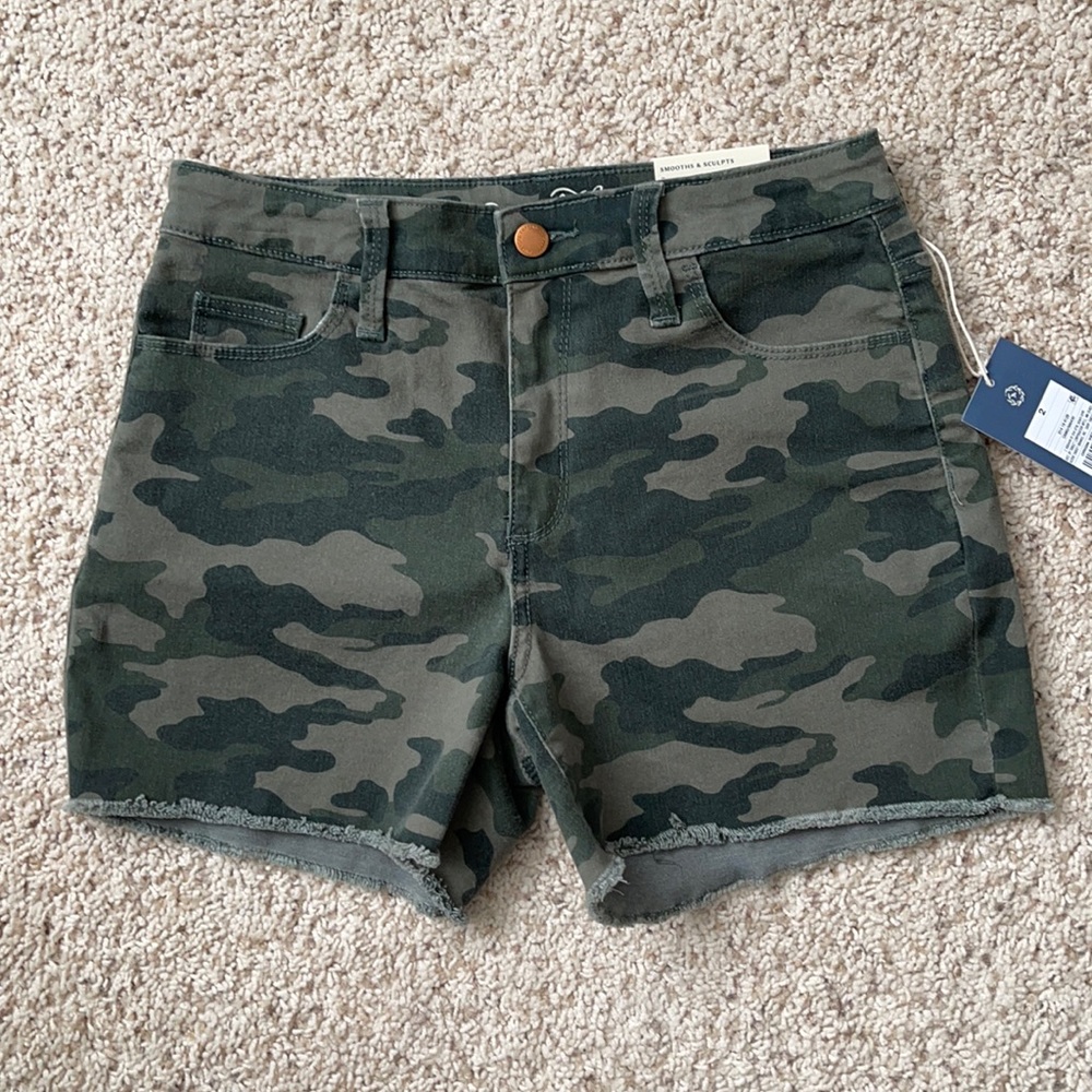 Universal Thread Camo Short